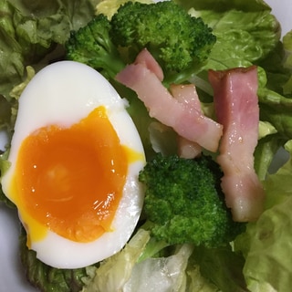 半熟卵のグリーンサラダ